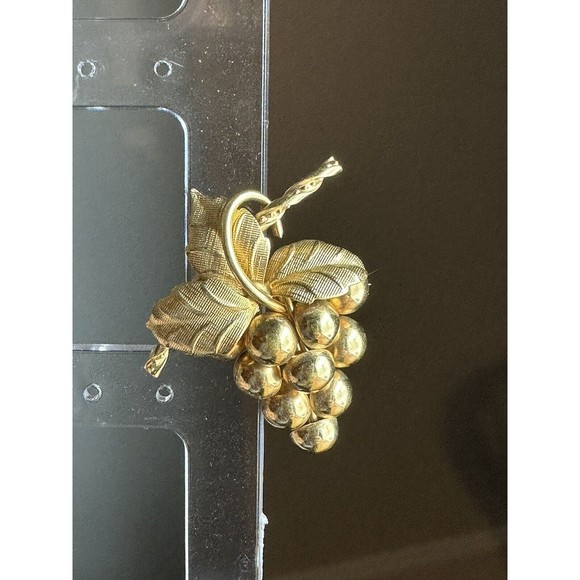 Vintage Gold Filled Grape Cluster Brooch Pin Harvest - Picture 2 of 3